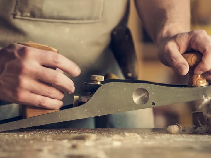 Lavorazione dei pannelli in officina